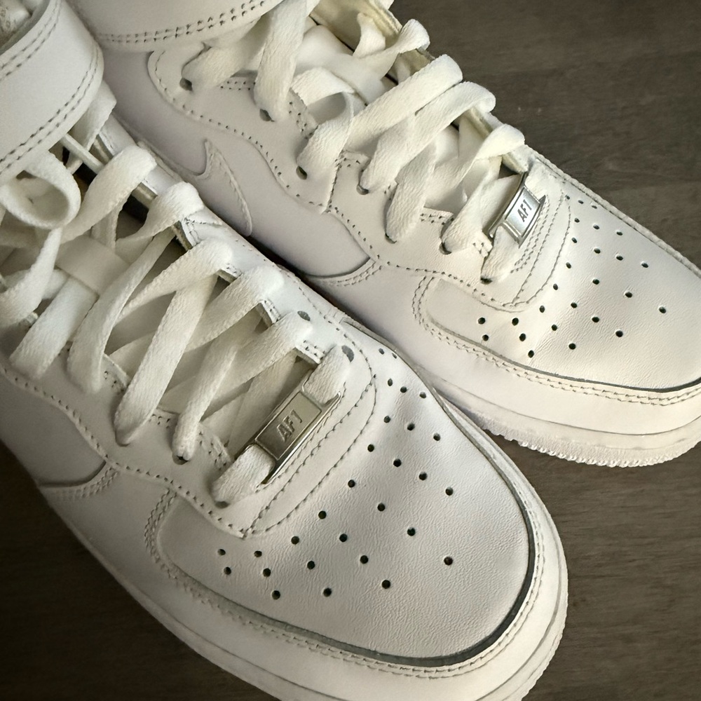 Nike Men's Classic White 2019 Mid 07’ Air Force 1 Sneakers - Picture 7 of 9